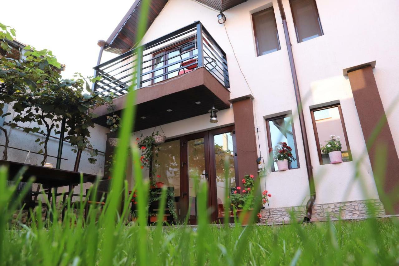 Upstairs Residence Тыргу-Жиу Экстерьер фото