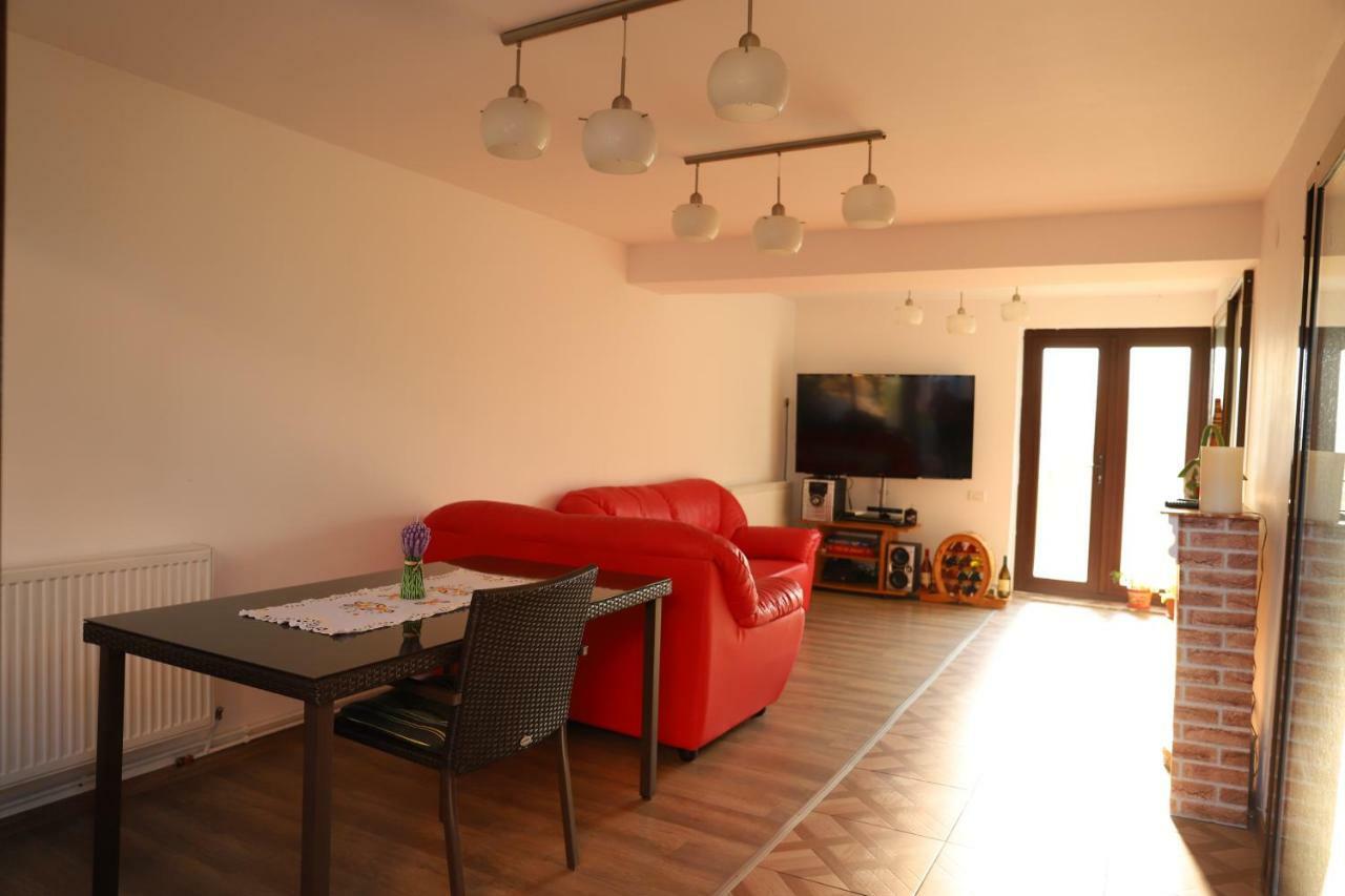 Upstairs Residence Тыргу-Жиу Экстерьер фото