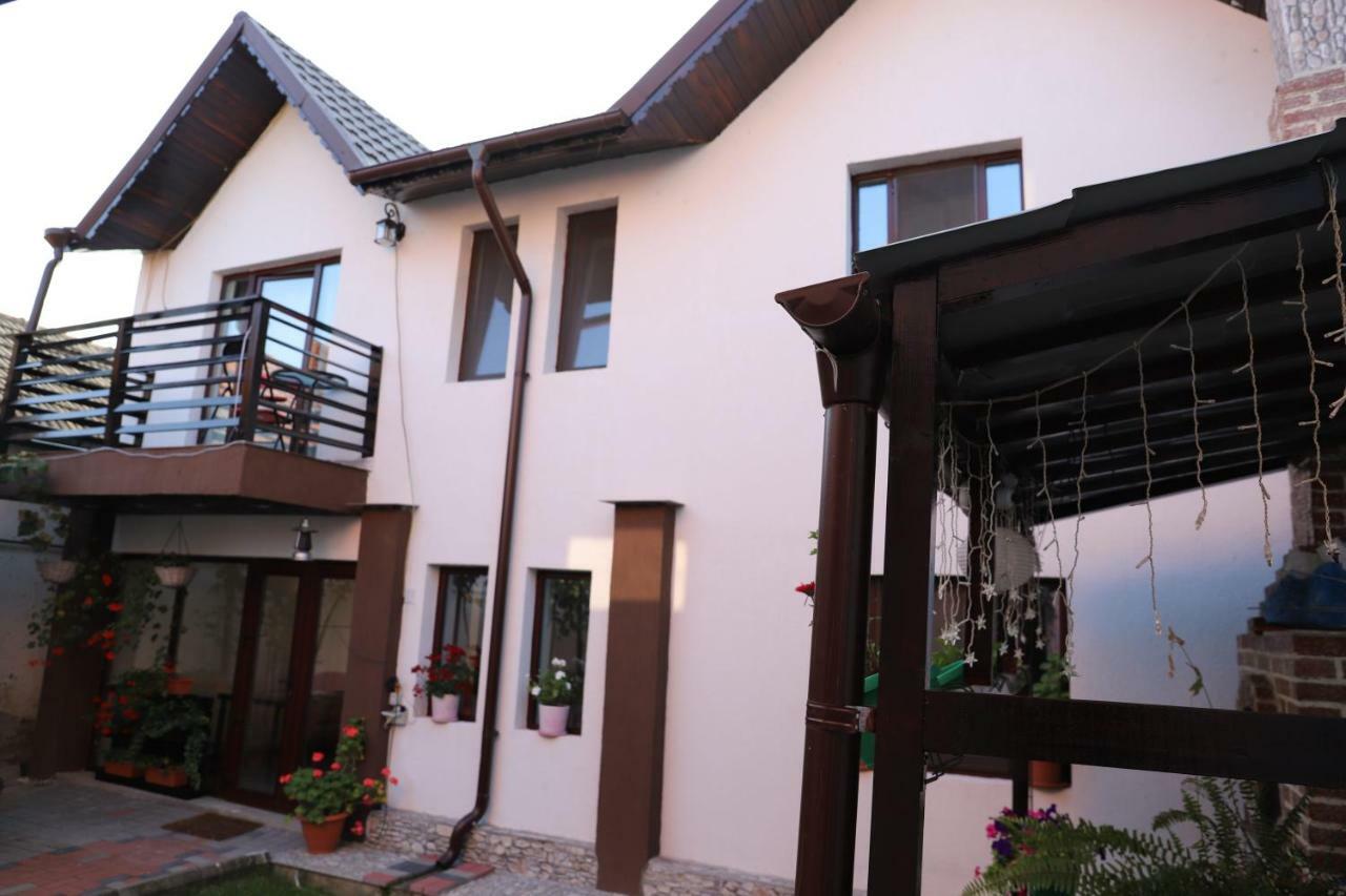 Upstairs Residence Тыргу-Жиу Экстерьер фото