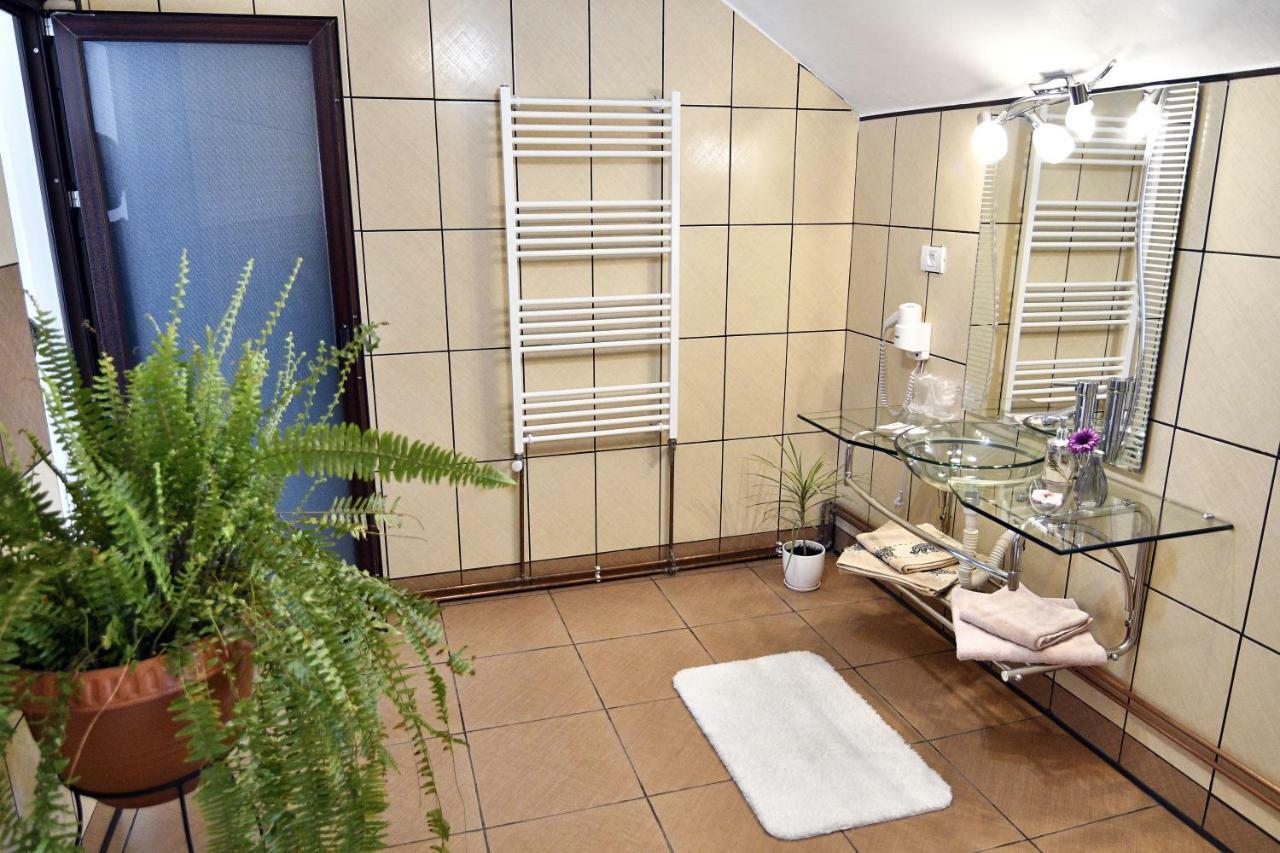 Upstairs Residence Тыргу-Жиу Экстерьер фото