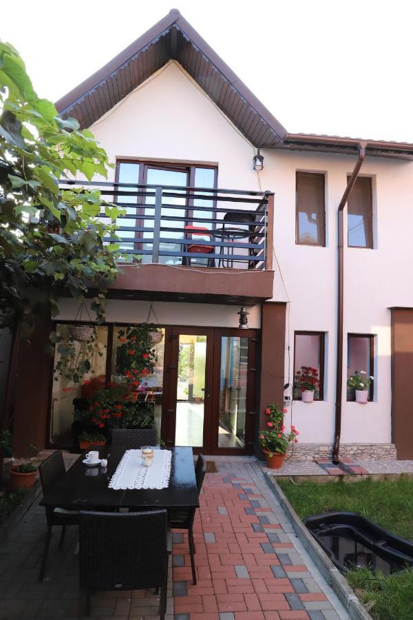 Upstairs Residence Тыргу-Жиу Экстерьер фото